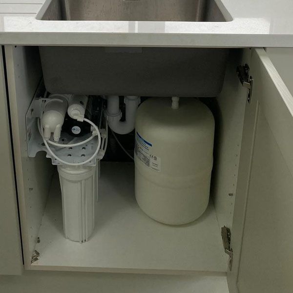 Example of an undersink installation for water filtration